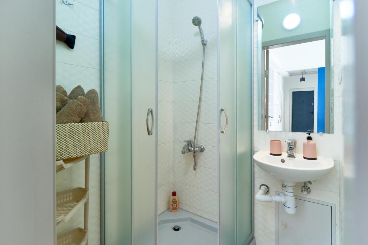 Apartment современная 2-комн. дворец украина.